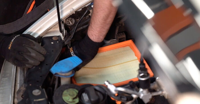 Ersetzen Sie Luftfilter am VW T4 Pritsche 2000 2.5 TDI selbst