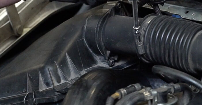 Ako vymeniť Vzduchový filter na Mercedes Benz 905 Sklápač 2001 – bezplatné PDF a video návody.