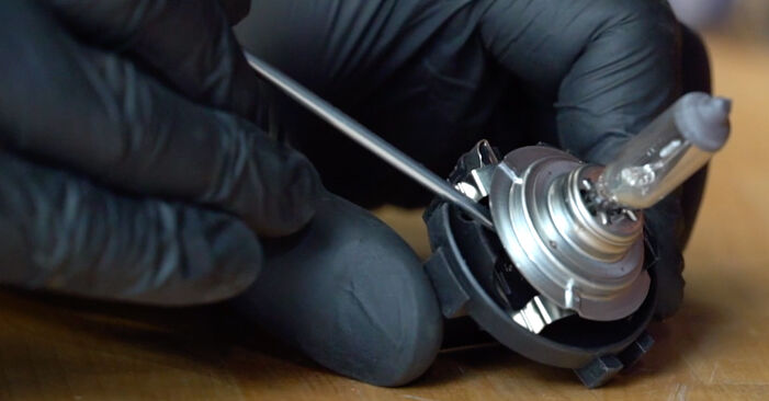VW CC 358 2.0 TDI 4motion 2013 Headlight Bulb replacement: free workshop manuals