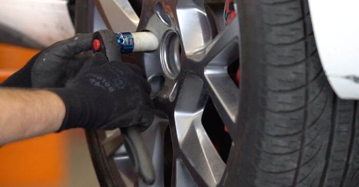 Ersetzen Sie Domlager am VW Beetle Cabrio (5C7, 5C8) 1.2 TSI 16V 2014 selber