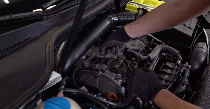 Cómo reemplazar Bujía de Encendido en un VW Passat Alltrack (365) 2.0 TDI 4motion 2013 - manuales paso a paso y guías en video
