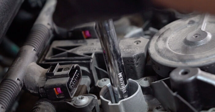 Wie schmierig ist es, selber zu reparieren: Zündkerzen beim VW Golf 6 Cabrio 2.0 R 2011 wechseln – Downloaden Sie sich Bildanleitungen