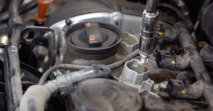 Reemplazo de Bujía de Encendido en un VW BEETLE 1.6 TDI: guías online y video tutoriales