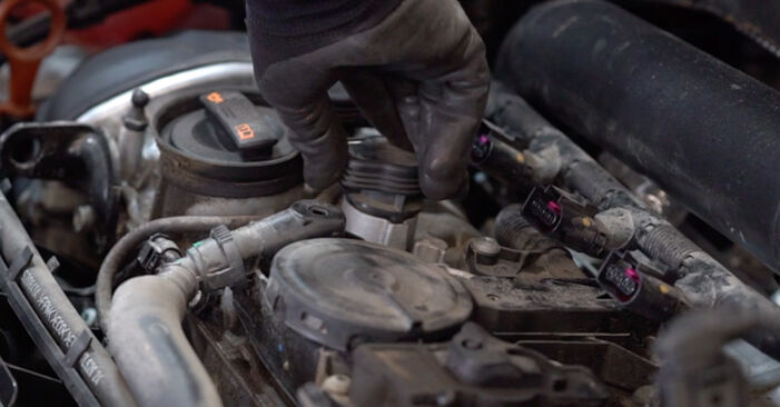 Wie schmierig ist es, selber zu reparieren: Zündspule beim VW Passat B7 Alltrack 2.0 TSI 4motion 2012 wechseln – Downloaden Sie sich Bildanleitungen