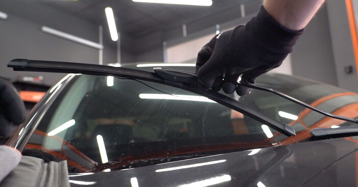 How to replace RENAULT MEGANE II Estate (KM0/1_) 1.5 dCi 2004 Wiper Blades - step-by-step manuals and video guides
