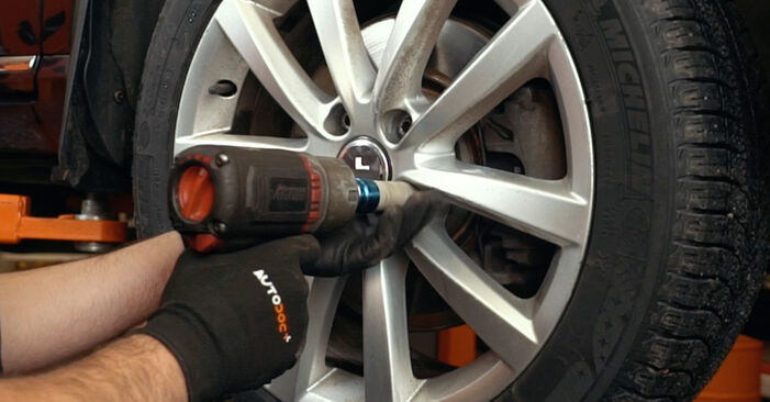 Hoe Stabilisatorstang VW Passat (A32, A33) 2.5 2012 vervangen – stap voor stap leidraden en video-tutorials