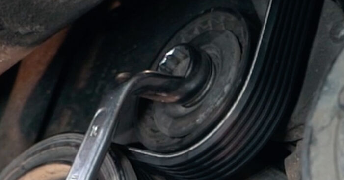 Wechseln Keilrippenriemen am VW Golf VI Cabrio (517) 1.4 TSI 2014 selber