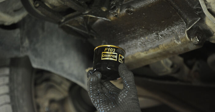 Wie schmierig ist es, selber zu reparieren: Ölfilter beim Peugeot 306 Kombi 1.8 2000 wechseln – Downloaden Sie sich Bildanleitungen