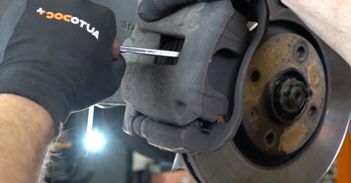 Wie schmierig ist es, selber zu reparieren: Bremsbeläge beim Peugeot 406 Coupe 2.2 HDI 2003 wechseln – Downloaden Sie sich Bildanleitungen