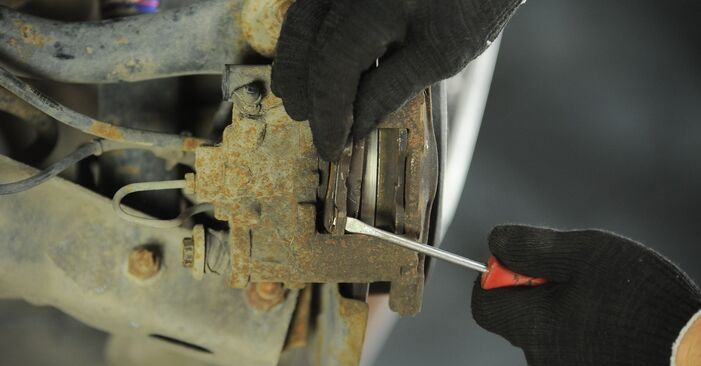 Wie kompliziert ist es, selbst zu reparieren: Bremsbeläge am Peugeot 605 6B 2.0 1995 ersetzen – Laden Sie sich illustrierte Wegleitungen herunter
