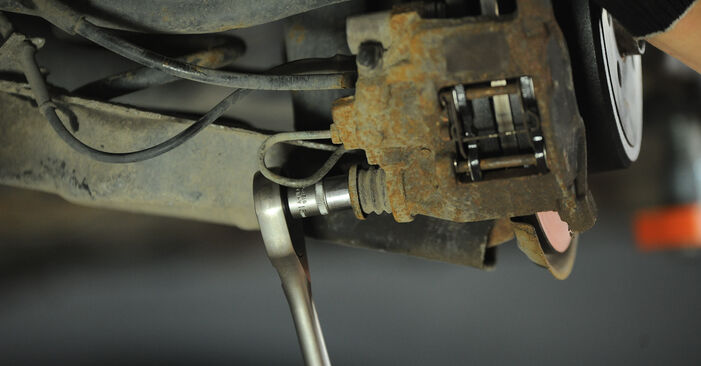 Quão difícil é efetuar a substituição de Rolamento da Roda no Peugeot Partner K9 1.6 2014 por si mesmo - descarregue o guia ilustrado