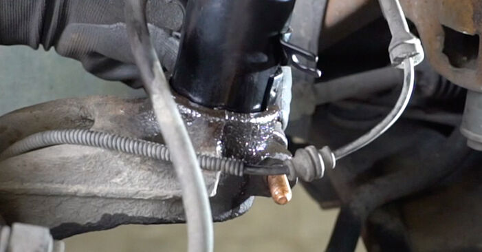 Wie kompliziert ist es, selbst zu reparieren: Stoßdämpfer am Peugeot 207 cc 1.6 16V Turbo 2013 ersetzen – Laden Sie sich illustrierte Wegleitungen herunter