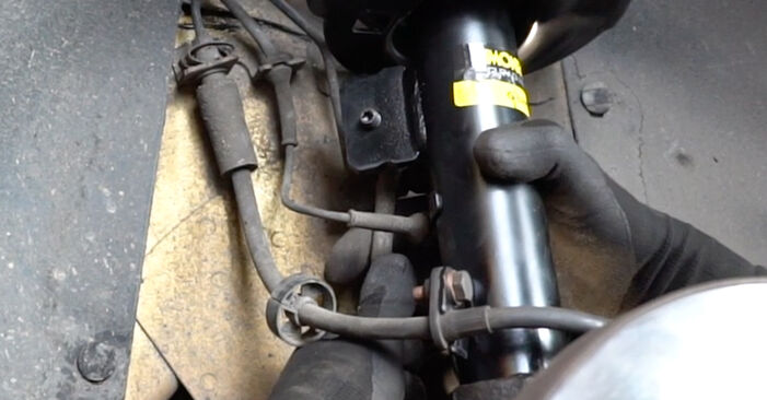Sostituzione Ammortizzatori posteriori e anteriori su Peugeot 207 cc 1.6 16V Turbo 2013 - scarica la guida illustrata