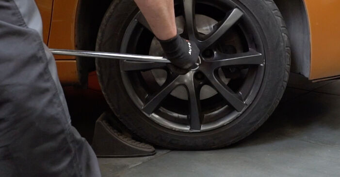 Come sostituire Cuscinetti ruota posteriore e anteriore PEUGEOT 208 Van (CR_) 1.6 HDi 92 2013 - manuali passo passo e video guide