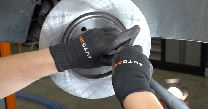 Wie schmierig ist es, selber zu reparieren: Radlager beim Peugeot RCZ Coupe 1.6 THP 270 2010 wechseln – Downloaden Sie sich Bildanleitungen