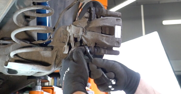 Wie kompliziert ist es, selbst zu reparieren: Bremsbeläge am PEUGEOT Partner Origin Kastenwagen (G_) 1.6 HDi 75 2014 ersetzen – Laden Sie sich illustrierte Wegleitungen herunter