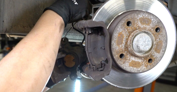Wie lange benötigt das Auswechseln der Teile: Bremsbeläge beim Peugeot 307 CC 2004 - Detailliertes PDF-Tutorial