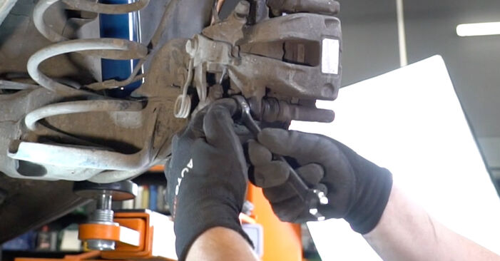 Wie kompliziert ist es, selbst zu reparieren: Bremsscheiben am Peugeot 307 CC 2.0 HDi 135 2009 ersetzen – Laden Sie sich illustrierte Wegleitungen herunter
