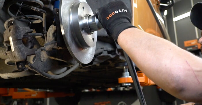 Peugeot 207 cc 1.6 16V Turbo 2013 Bremsscheiben wechseln: wie schwer ist es, selbst zu reparieren - Downloaden Sie sich illustrierte Anleitungen