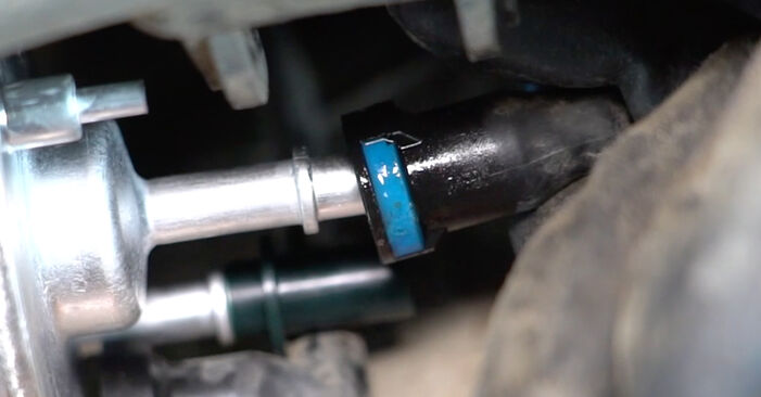 Tauschen Sie Kraftstofffilter beim Seat Ibiza 6j Kombi 2013 1.2 TDI selber aus