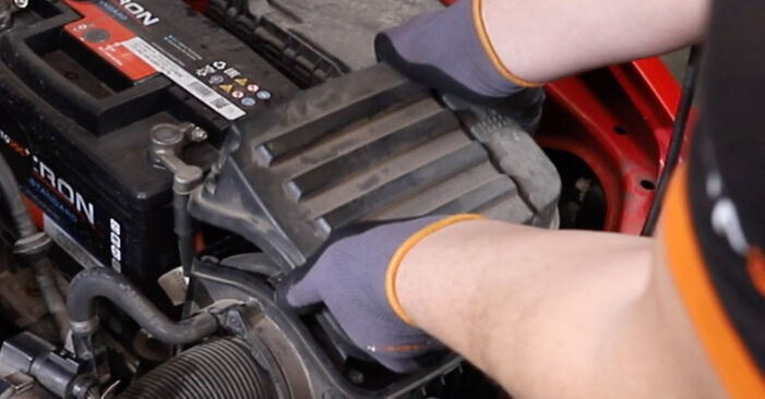 Cómo reemplazar Filtro de Aire en un SEAT Toledo III (5P2) 1.9 TDI 2005 - manuales paso a paso y guías en video