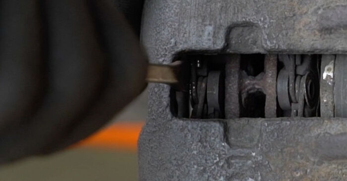 Wie schmierig ist es, selber zu reparieren: Bremsbeläge beim Citroën Berlingo M 1.8 D 2002 wechseln – Downloaden Sie sich Bildanleitungen