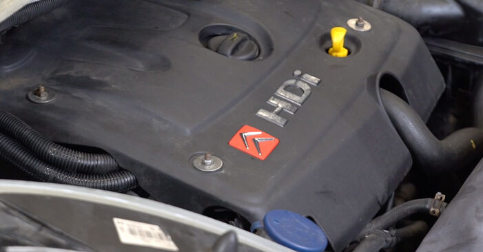 Wie man Ölfilter beim Citroen DS3 Cabrio 2013 wechselt - Gratis PDF- und Video-Tutorials