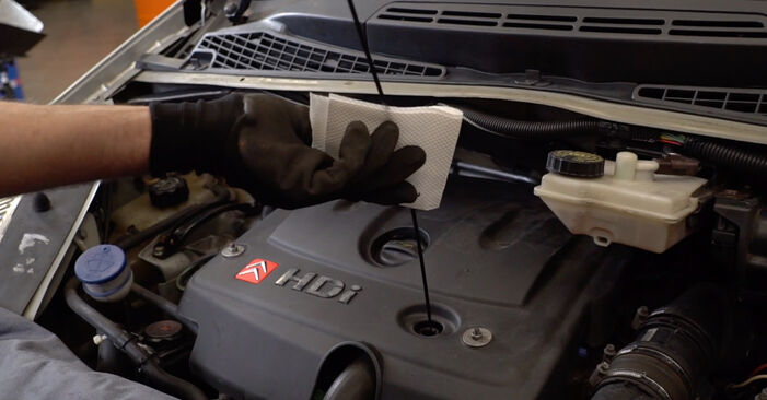 Jak wymienić Filtr oleju CITROËN C4 II Hatchback 1.6 HDi 110 2010 - instrukcje krok po kroku i filmiki instruktażowe