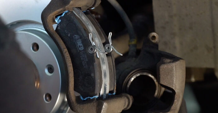 Schritt-für-Schritt-Anleitung zum selbstständigen Wechsel von Citroen DS3 Cabrio 2014 1.2 THP 110 Bremsbelag