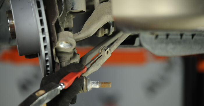 Spurstangenkopf beim BMW 1 SERIES 120 d 2013 selber erneuern - DIY-Manual