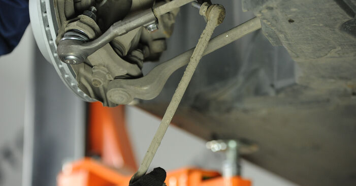 Wie schmierig ist es, selber zu reparieren: Koppelstange beim BMW E93 320d 2.0 2012 wechseln – Downloaden Sie sich Bildanleitungen