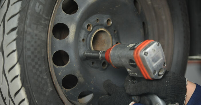 BMW E88 118 i 2010 Bremsscheiben wechseln: Kostenfreie Reparaturwegleitungen