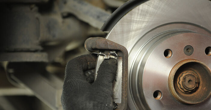 Wie kompliziert ist es, selbst zu reparieren: Bremsscheiben am BMW E81 116i 2.0 2006 ersetzen – Laden Sie sich illustrierte Wegleitungen herunter