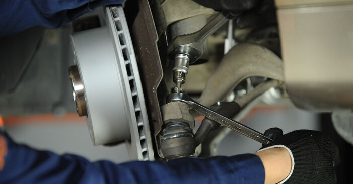 Wie kompliziert ist es, selbst zu reparieren: Stoßdämpfer am BMW E81 116i 2.0 2006 ersetzen – Laden Sie sich illustrierte Wegleitungen herunter