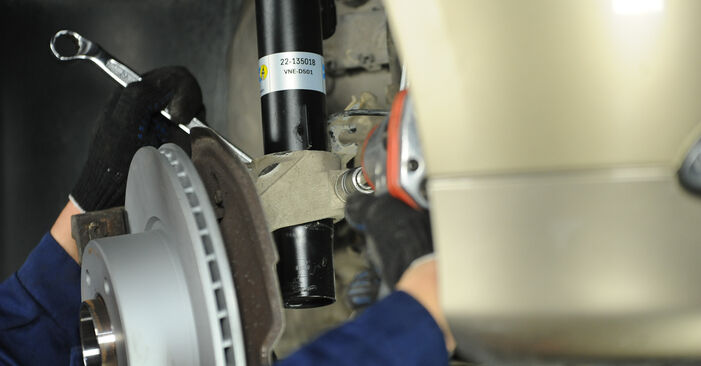 Cómo reemplazar Amortiguadores en un BMW 1 Hatchback (E81) 2011: descargue manuales en PDF e instrucciones en video