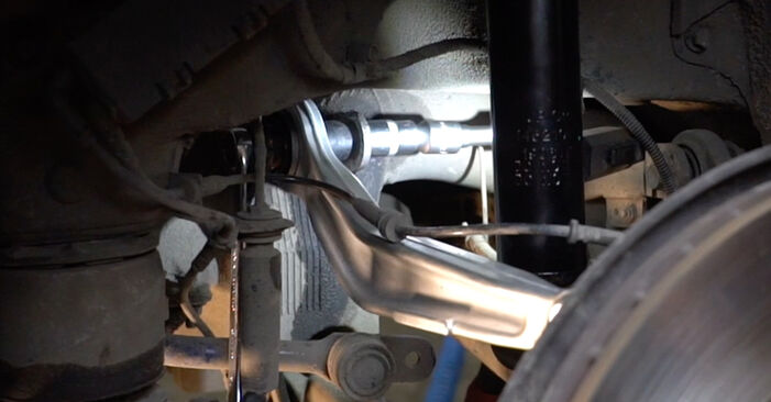 Wie problematisch ist es, selber zu reparieren: Querlenker beim BMW E61 530 xd 2010 auswechseln – Downloaden Sie sich bebilderte Tutorials