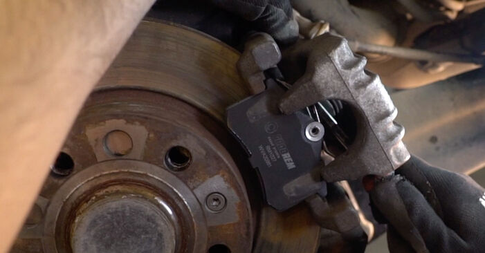 Wie schmierig ist es, selber zu reparieren: Bremsbeläge beim VW Polo 6 1.6 MSi 2023 wechseln – Downloaden Sie sich Bildanleitungen