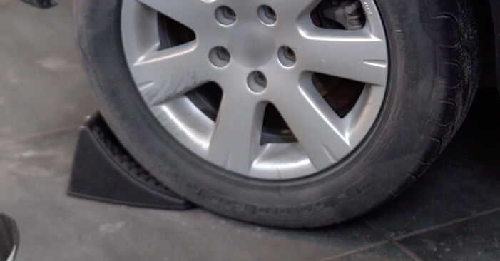 Cum schimb Brat Suspensie la VW Beetle Cabrio 2011 - manualele în format PDF și video gratuite