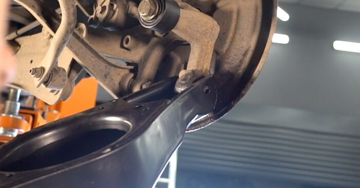 Cómo cambiar Brazo De Suspensión en un VW Beetle Cabrio 2011 - Manuales en PDF y en video gratuitos