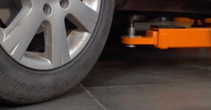 Sustitución de Brazo De Suspensión en un VW Beetle Cabrio 1.6 TDI 2013: manuales de taller gratuitos