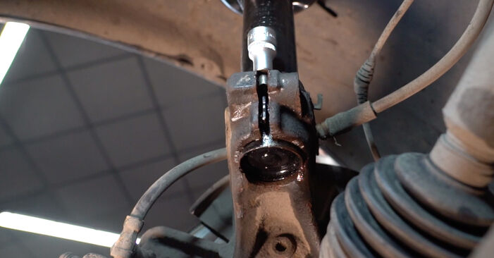 Cómo reemplazar Amortiguadores en un VW Passat (A32, A33) 2.5 2012 - manuales paso a paso y guías en video