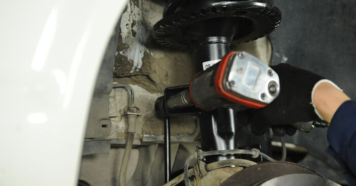 Reemplace Bieletas de Suspensión en un VW T5 Camión de plataforma 2013 2.5 TDI usted mismo