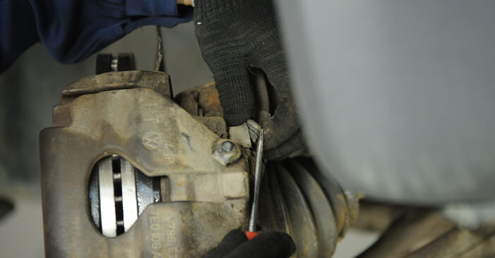 Bremssattel beim VW TOUAREG 2.5 R5 TDI 2009 selber erneuern - DIY-Manual