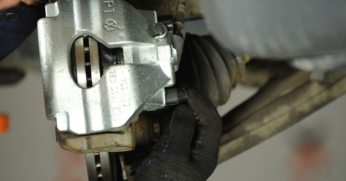 Wie kompliziert ist es, selbst zu reparieren: Bremssattel am VW T5 Pritsche 2.5 TDI 2009 ersetzen – Laden Sie sich illustrierte Wegleitungen herunter