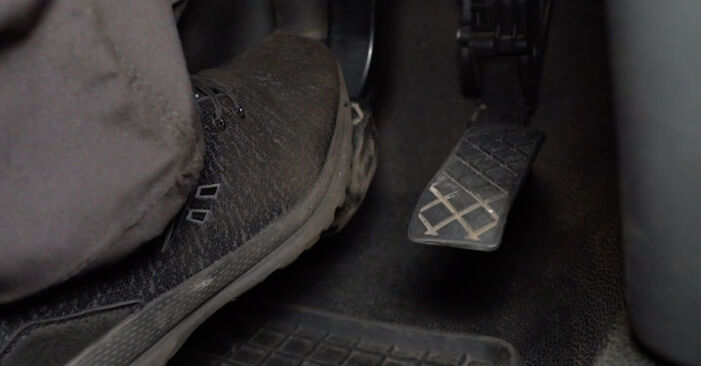 Reemplace Pinzas de Freno en un VW T5 Camión de plataforma 2013 2.5 TDI usted mismo
