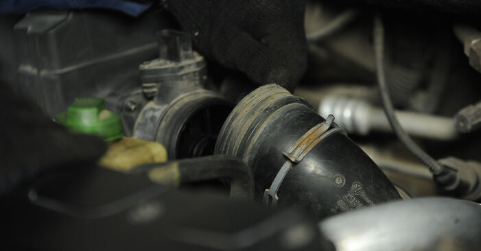 Wie kompliziert ist es, selbst zu reparieren: Stoßdämpfer am VW T5 Pritsche 2.5 TDI 2009 ersetzen – Laden Sie sich illustrierte Wegleitungen herunter