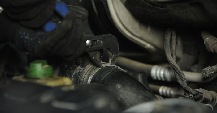 Wie kompliziert ist es, selbst zu reparieren: Domlager am VW T5 Pritsche 2.5 TDI 2009 ersetzen – Laden Sie sich illustrierte Wegleitungen herunter
