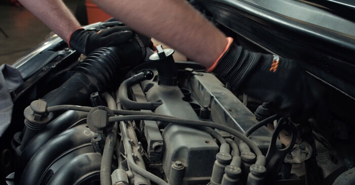 Sostituzione Candele di accensione GPL e benzina su Ford Cougar Coupe 2.5 V6 24V 2000 - scarica la guida illustrata