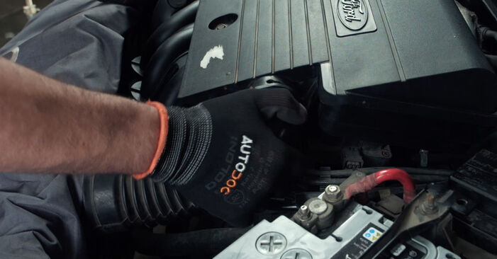 Cómo reemplazar Bujía de Encendido en un FORD Fiesta Mk6 Hatchback (JA8, JR8) 2013: descargue manuales en PDF e instrucciones en video