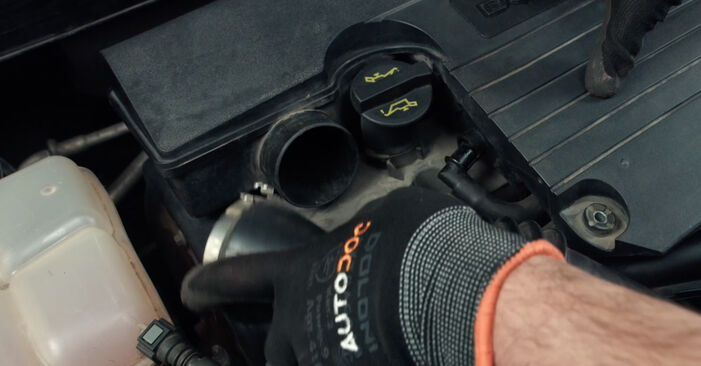Sustitución de Bujía de Encendido en un Ford Fiesta 6 1.4 TDCi 2010: manuales de taller gratuitos